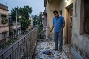 West Bengal News: नदिया में लाखों की चोरी के बाद घर की बालकनी में अचानक गिरा एक काला पैकेट। जब खोलकर देखा तो घरवालों के उड़ गए होश। जानिए चोर की इस अनोखी हरकत की पूरी कहानी।