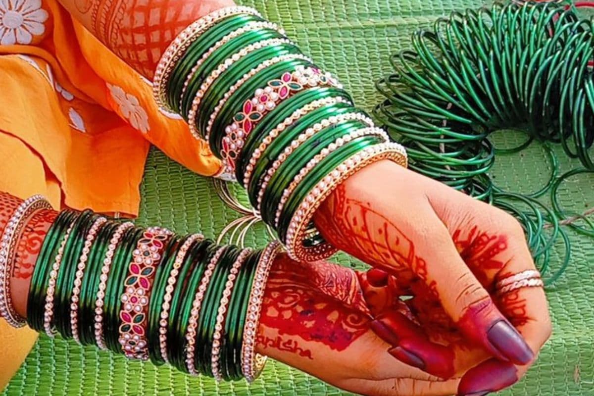 Latest Glass Bangles Design: सावन में हाथों को दें ट्रेंडी लुक, देखें खूबसूरत डिजाइन