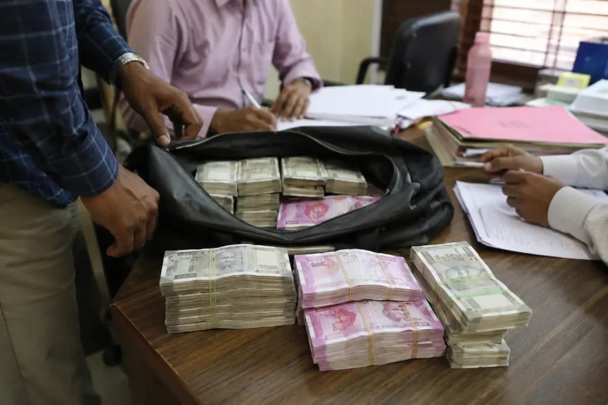 बीड में सामाजिक वनीकरण विभाग के डीएफओ 45 लाख रुपये की रिश्वत लेते हुए एसीबी के जाल में फंसे, कार्रवाई से प्रशासन में हलचल।