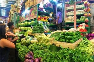 Kolkata Market Raid: कोलकाता में सब्जियों और आलू-प्याज की बढ़ती कीमतों पर लगाम कसने के लिए पुलिस और एनफोर्समेंट ब्रांच ने बाजारों में शुरू की छापेमारी। जानें पूरी खबर।