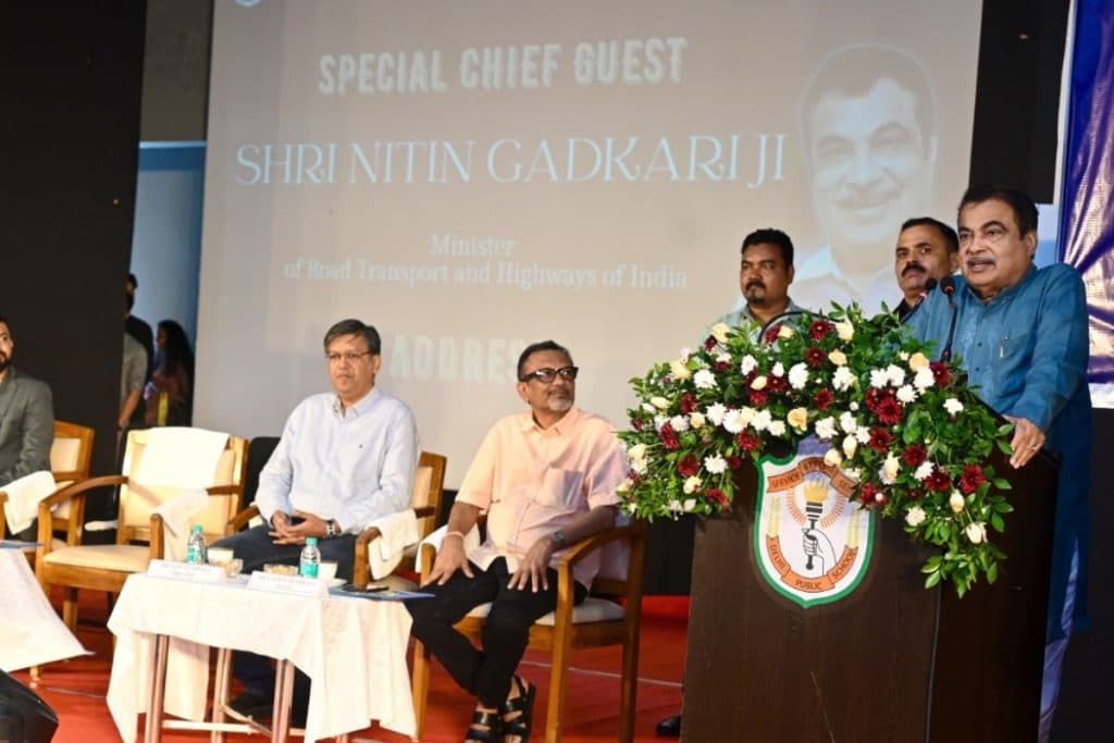 Nitin Gadkari students speech: केंद्रीय मंत्री नितिन गडकरी ने नागपुर के डीपीएस स्कूल में विद्यार्थियों से संवाद किया वक्तृत्व कला और व्यक्तित्व निर्माण पर साझा किए अनुभव।