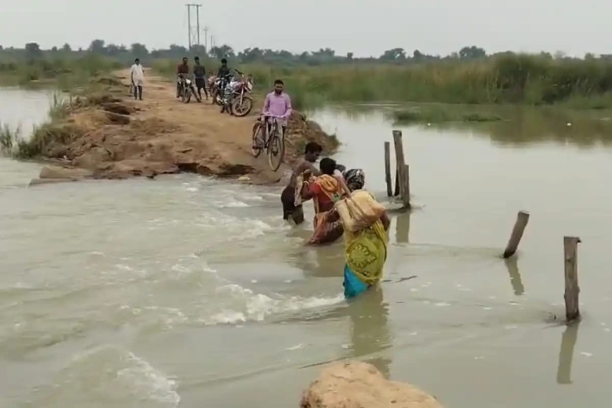 Murshidabad News: मयूराक्षी नदी के तेज बहाव में महिला और पुरुष बहने लगे, नाव चालकों ने समय रहते बचाई जान