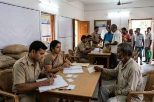 West Bengal Ration Card News: पश्चिम बंगाल में आरकेएसवाई-2 कार्डधारकों के लिए बड़ा अपडेट। जानिए 50 लाख उपभोक्ताओं के भौतिक सत्यापन और 31 जुलाई के आदेश से जुड़ी हर अहम बात।