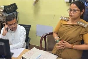 CM Suvendu Adhikari Surprise Visit: सीएम शुभेंदु अधिकारी के वाटगंज व लालबाजार दौरे से पुलिस महकमे में हड़कंप। थानों में महिला हेल्प डेस्क और साइबर शिकायतों का किया मुआयना। जानिए स्वास्थ्य मंत्री के अस्पताल निरीक्षण की पूरी अपडेट।