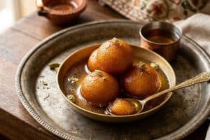 Gulab Jamun Recipe: घर पर बनाएं हलवाई जैसे सॉफ्ट और रसीले मावा गुलाब जामुन! जानिए सही माप, परफेक्ट चाशनी और बिना फटे गुलाब जामुन बनाने की आसान रेसिपी।