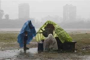 West Bengal Weather Update: बंगाल की खाड़ी में बने एक नए मौसमी सिस्टम की वजह से कोलकाता समेत दक्षिण बंगाल के 7 जिलों में तेज बारिश और बिजली गिरने की चेतावनी दी गई है।