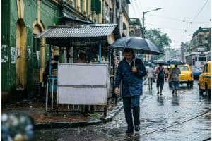 Kolkata Weather Update: बंगाल में चक्रवात और निम्न दबाव के चलते भारी बारिश का अलर्ट जारी। कोलकाता में छाए बादल। दक्षिण बंगाल के तटीय जिलों में रेड अलर्ट। पूरी रिपोर्ट पढ़ें।