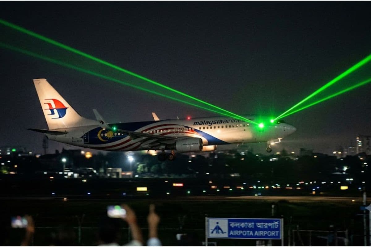 Kolkata Airport Laser Light Incident: लैंडिंग के दौरान विमान पर लेजर अटैक, 159 यात्रियों की जान बची
