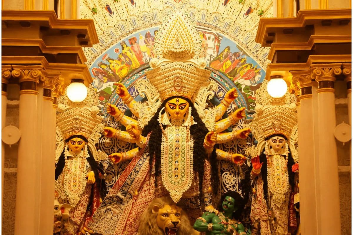 Durga Puja Grant Bengal: कॉर्पोरेट पंडालों पर कसेगा शिकंजा, छोटी पूजा कमेटियों को राहत की तैयारी