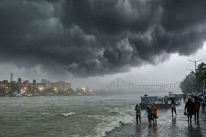 Kolkata Heavy Rainfall Alert: बंगाल की खाड़ी में बने गहरे निम्न दबाव से कोलकाता और दक्षिण बंगाल में अति भारी बारिश का रेड अलर्ट जारी। बांकुड़ा, मेदिनीपुर समेत कई जिलों में अलर्ट।