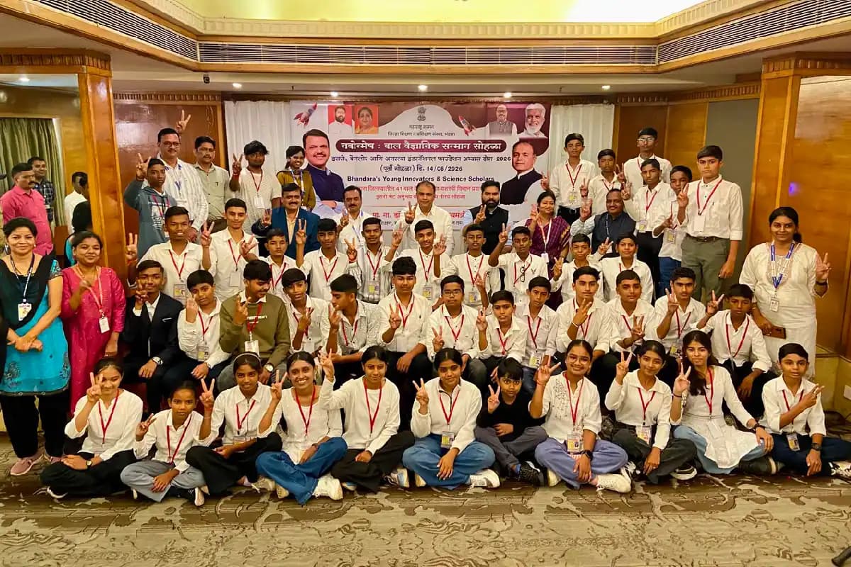 इसरो अध्ययन दौरे से लौटे भंडारा के 41 विद्यार्थियों का नागपुर विमानतल पर पालकमंत्री ने किया स्वागत
