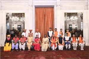 President Droupadi Murmu: स्वतंत्रता दिवस पर राष्ट्रपति भवन में शिवगर्जना ढोल-ताशा पथक की शानदार प्रस्तुति। राष्ट्रपति द्रौपदी मुर्मू के साथ मुलाकात की पूरी खबर पढ़ें।