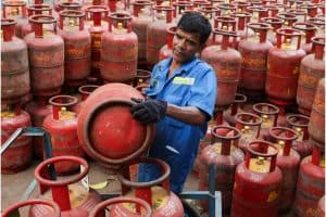 LPG Safety Song: महाराष्ट्र के सभी 36 जिलों में एलपीजी वाहनों पर बजेगा 'भाई आया रे गैस सिलेंडर' सुरक्षा गीत। उपभोक्ताओं को धोखाधड़ी और सुरक्षा नियमों के प्रति जागरूक करने की अनोखी पहल।