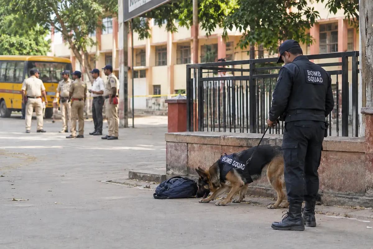 नागपुर के 10 स्कूलों में बम होने की खबर निकली झूठी, जांच के लिए मौके पर पहुंची पुलिस और बम जांच टीम