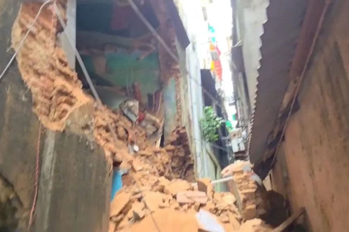 Kolkata Building Collapse: 200 साल पुरानी तीन मंजिला इमारत ढही, एक महिला की मौत और कई लोग फंसे