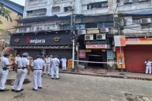 Kolkata Hotel Fire: कोलकाता के न्यू मार्केट स्थित मिर्ज़ा ग़ालिब स्ट्रीट के होटल में तड़के भीषण आग लगने से 9 बांग्लादेशी नागरिकों की मौत। पढ़ें पूरी खबर।