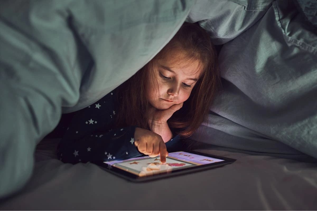 Kids Screen Time: बच्चे को चुप कराने के लिए मोबाइल दे रहे हैं?