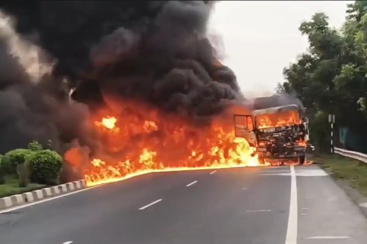 Malda News: गाजोल में राष्ट्रीय राजमार्ग पर चलते लोरी में लगी भीषण आग, डेढ़ घंटे बाद पहुंची दमकल