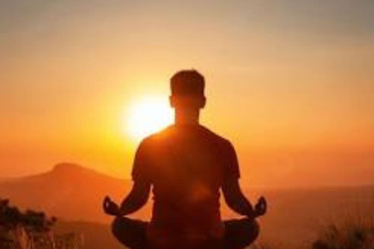 Mental Health Tips: तनाव को कहें अलविदा, खुश रहने के लिए अपनाएं ये 5 आदतें
