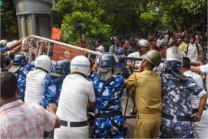 Jadavpur University Clash: कोलकाता के यादवपुर विश्वविद्यालय में एबीवीपी और एसएफआई छात्र संगठनों के बीच झड़प के बाद भारी तनाव। पुलिस और सुरक्षा बलों द्वारा हालात को नियंत्रित करने के प्रयास जारी।
