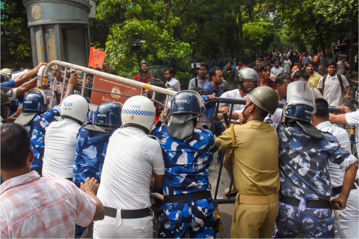 Jadavpur University Clash: यादवपुर यूनिवर्सिटी बनी रणक्षेत्र, एबीवीपी और एसएफआई समर्थकों के बीच झड़प