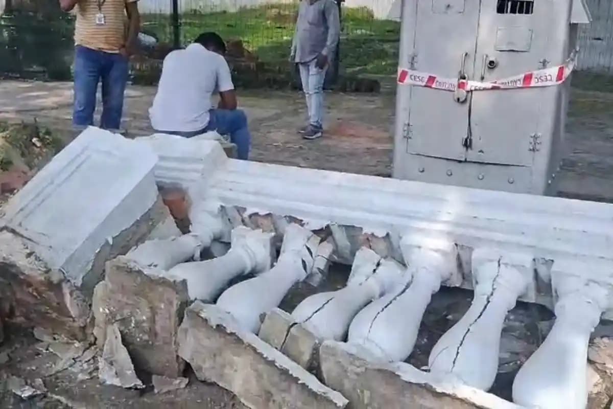 कोलकाता में फोर्ट विलियम के मुख्य द्वार के सामने सड़क की सफेद दीवार टूटी, सीसीटीवी देख रही पुलिस