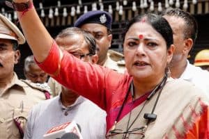 Agnimitra Paul: अग्निमित्रा पाल के नाम पर पैसे ऐंठने के आरोप के बाद आसनसोल में महिलाओं का जोरदार प्रदर्शन। सड़क जाम और थाने में शिकायत की पूरी खबर पढ़ें।