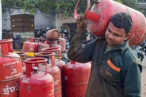 West Bengal Ujjwala Connection: पश्चिम बंगाल में 14 लाख उज्ज्वला गैस कनेक्शन पर संकट। दस्तावेजों में गड़बड़ी मिलने पर रद्द हो सकते हैं कनेक्शन।