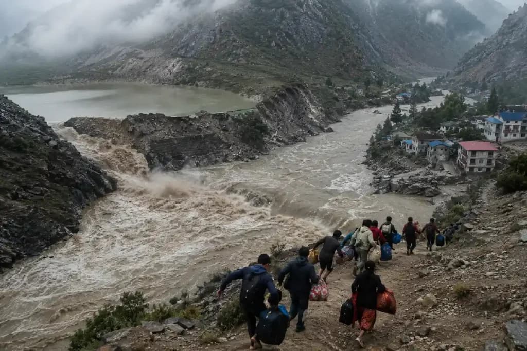 Nepal China Border Lake Overflow: नेपाल-चीन सीमा पर प्राकृतिक झील का पानी ओवरफ्लो, बाढ़ प्रभावित इलाकों में फिर दहशत