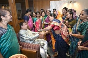 Nitin Gadkari: नागपुर आवास पर केंद्रीय मंत्री नितिन गडकरी ने बहनों के साथ मनाया रक्षाबंधन। जानिए कैसे आत्मीयता और उत्साह के साथ मनाया गया यह पावन पर्व।