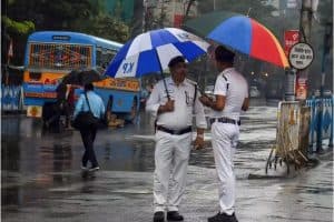 West Bengal Weather Update: बंगाल की खाड़ी में बने नए लो प्रेशर के कारण पश्चिम बंगाल के कई जिलों में 1 सितंबर तक भारी बारिश की आशंका। जानिए मौसम विभाग की ताजा चेतावनी और जिलों का हाल।