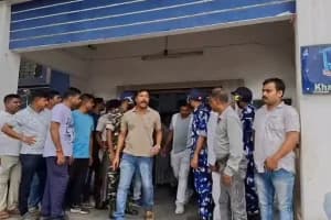RG Kar Case Somnath De Arrested: आरजी कर मामले में सोमनाथ दे गिरफ्तार, अदालत ले जाते समय थाने के बाहर विरोध और अंडे फेंके गए