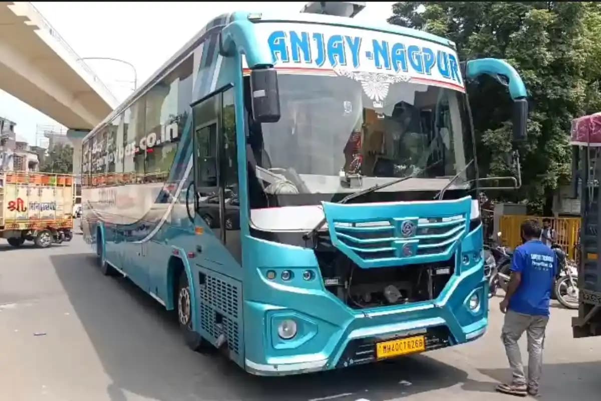 नागपुर के वैष्णोदेवी चौक में बस की चपेट में आई एक्टिवा, मां और तीन वर्षीय बच्चा गंभीर