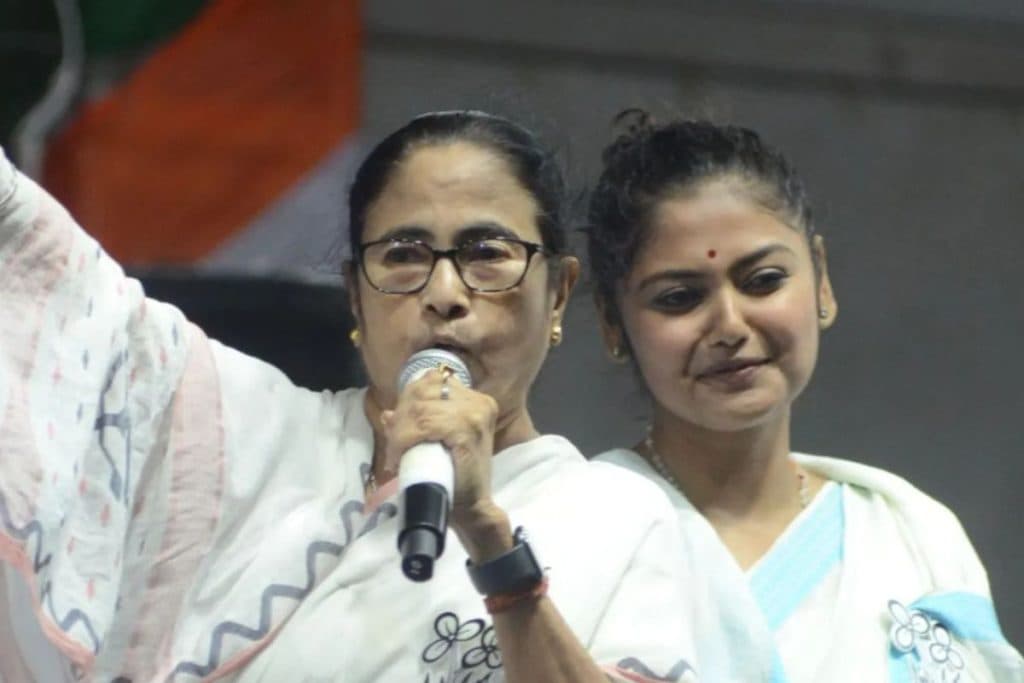 Saayoni Ghosh Mamata Banerjee: पश्चिम बंगाल उपचुनाव से पहले एनसीपीआई सांसद सायोनी घोष ने ममता बनर्जी को बड़ा नेता बताया। नंदीग्राम सीट को लेकर जारी राजनीतिक हलचल और सायोनी घोष के बयान की पूरी खबर यहां पढ़ें।