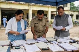 Fake Medical Certificate Doctors: दक्षिण 24 परगना में फर्जी मेडिकल सर्टिफिकेट और रजिस्ट्रेशन के आधार पर नौकरी करने वाले दो सरकारी डॉक्टर बर्खास्त किए गए। जांच में बिहार की डिग्री और रजिस्ट्रेशन फर्जी मिले।