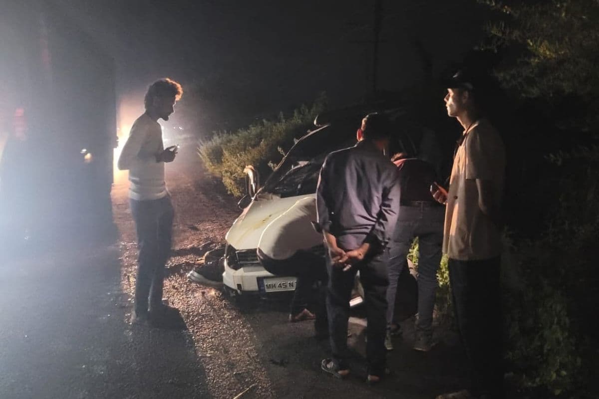 सड़क पर मिट्टी-मलबे का ढेर बना हादसे की वजह, नागपुर-काटोल रोड पर कई बार पलटी कार