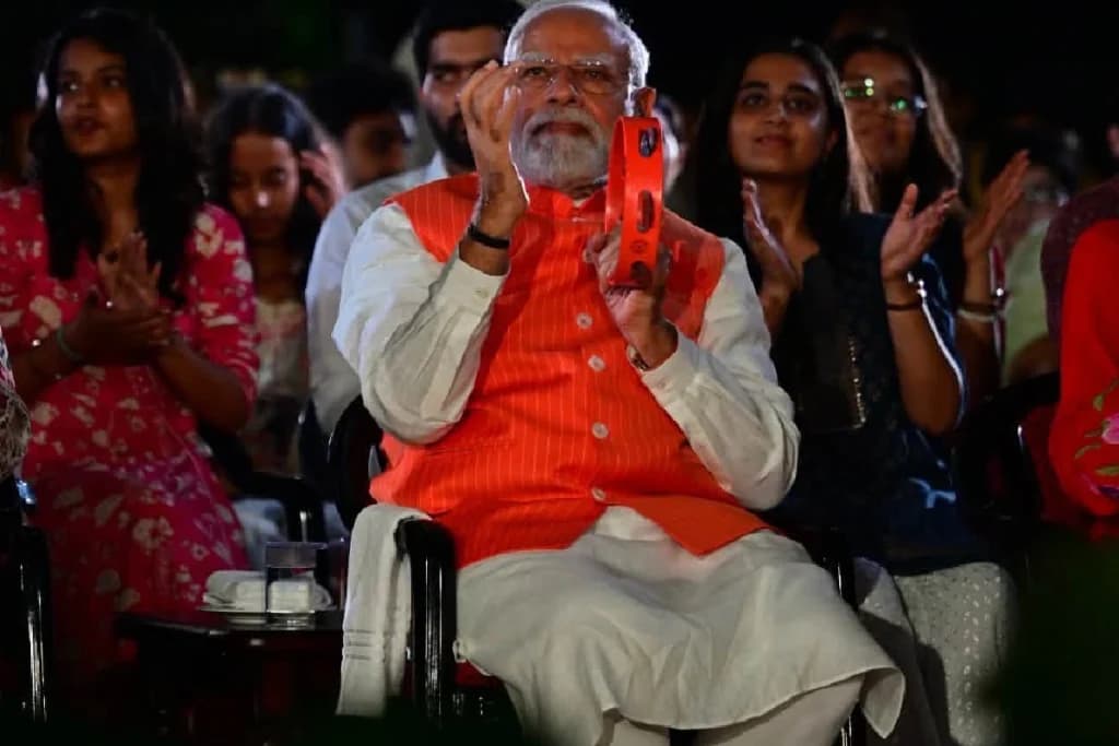 PM Modi Bhajan Clubbing Event: दिल्ली में ‘भजन क्लबिंग’ में पहुंचे पीएम मोदी, युवाओं के साथ बजाया मंजीरा और गाया भजन