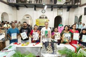 DD Nagar School Nagpur: नागपुर के डी.डी. नगर विद्यालय में रिपोर्ट डे पर विद्यार्थियों ने हस्तलिखित पुस्तिकाओं, गणेश प्रतिमाओं, राखियों और हस्तशिल्प वस्तुओं की प्रदर्शनी लगाकर अपनी रचनात्मक प्रतिभा दिखाई।