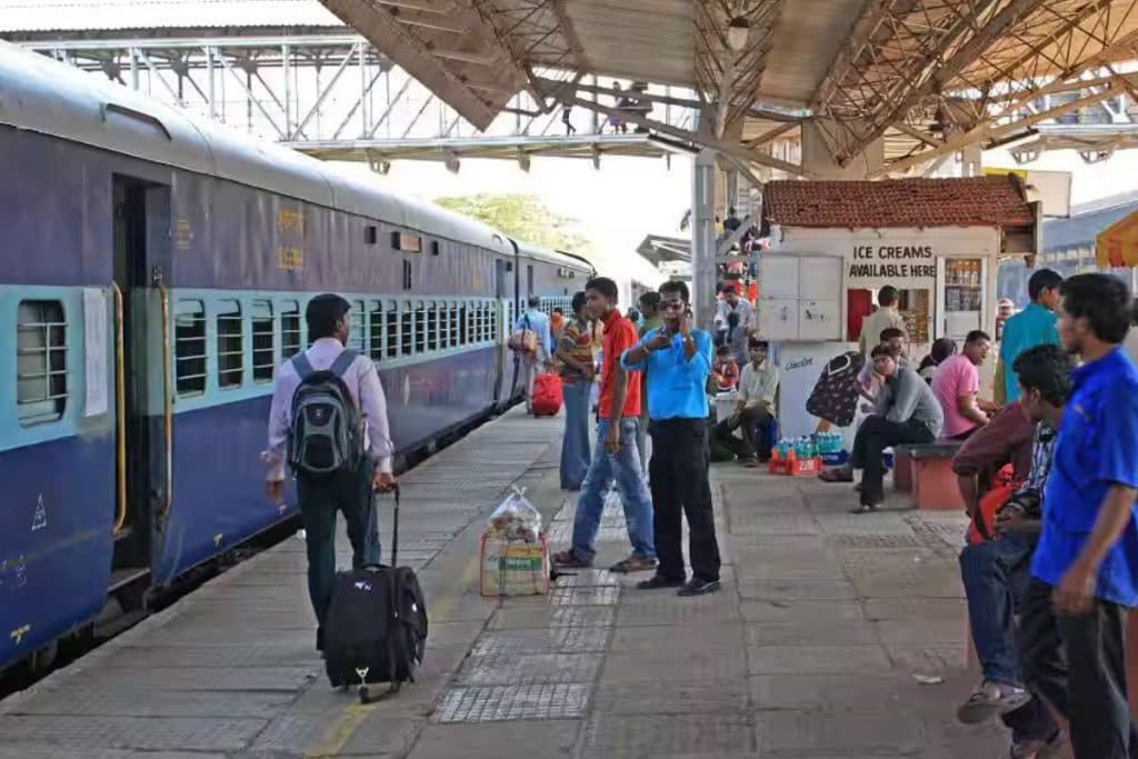 Puja Special Trains: दुर्गापूजा, दीपावली और छठ के लिए रेलवे की स्पेशल ट्रेनें, नई दिल्ली-हावड़ा, भागलपुर-आनंद विहार, कोलकाता-अमृतसर समेत कई रूट पर सेवाएं।