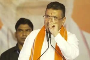 Suvendu Adhikari Humayun Kabir: रेजिनगर उपचुनाव के प्रचार में शुभेंदु अधिकारी ने हुमायूं कबीर के बयान पर निशाना साधा। उन्होंने कहा कि राजनीतिक लड़ाई में ऐसी भाषा का इस्तेमाल नहीं होना चाहिए।