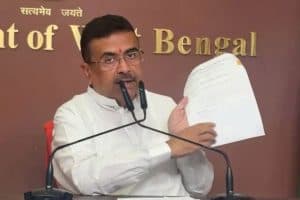 Suvendu Adhikari Mamata Banerjee News: ममता बनर्जी की 2021 की नंदीग्राम चोट पर फिर विवाद शुरू हो गया है। शुभेंदु अधिकारी ने मेडिकल रिपोर्ट दिखाकर फ्रैक्चर नहीं होने का दावा किया और जांच की बात कही।