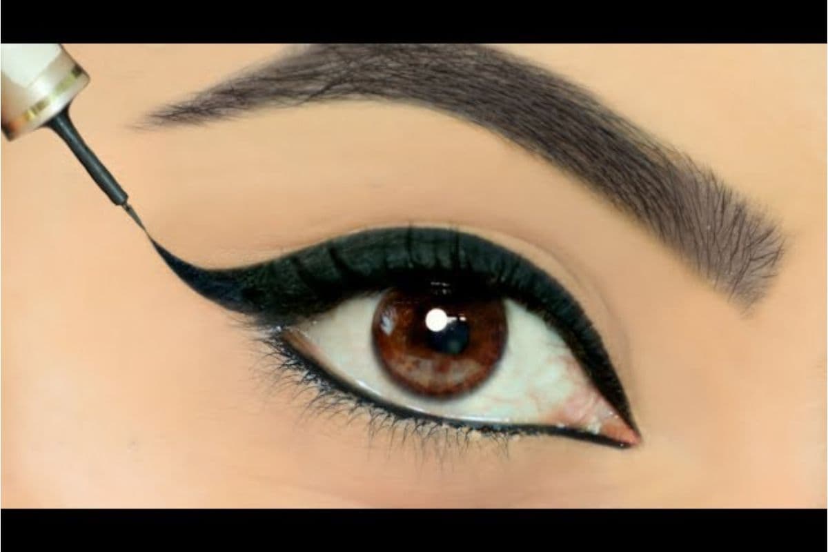 Eye Makeup Tips: सुबह से शाम तक परफेक्ट आईलाइनर बनाए रखने के लिए अपनाएं ये 5 टिप्स