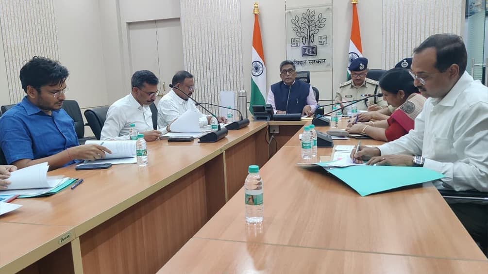दुर्गा पूजा 2025: बिहार के मुख्य सचिव प्रत्यय अमृत ने की कानून-व्यवस्था की समीक्षा बैठक