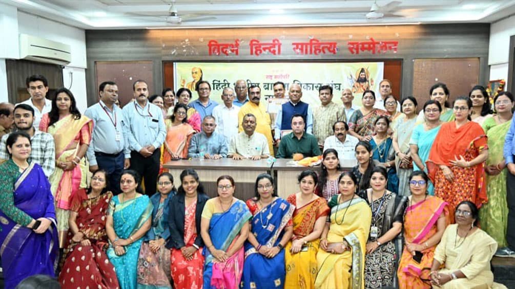 Ideal Teacher Dayashankar Tiwari ही विकसित राष्ट्र का निर्माता है