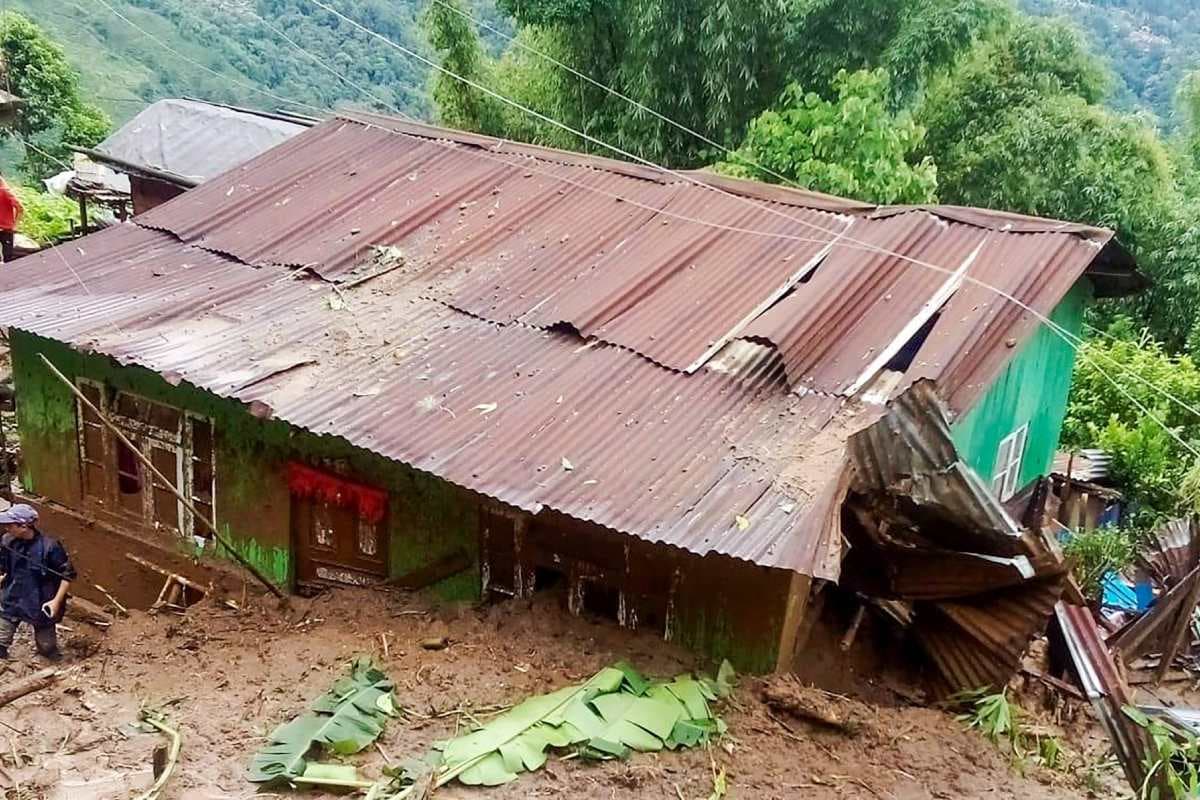 पश्चिम बंगाल के दार्जिलिंग पहाड़ियों में लगातार बारिश और भूस्खलन से 20 लोगों की मौत