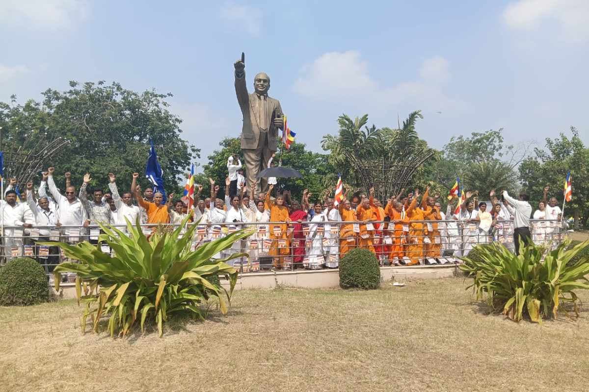 भिक्षुसंघ द्वारा दीक्षाभूमि पर बाबासाहेब आंबेडकर के जयघोष और बुद्ध वंदना कार्यक्रम