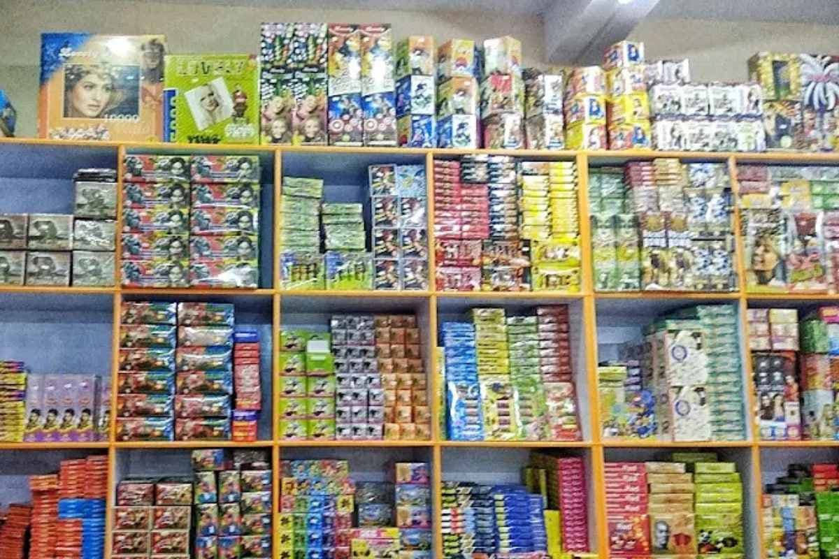 उत्तर प्रदेश में पटाखा कारोबारियों के लिए नई सुरक्षा गाइडलाइन जारी, उल्लंघन पर लाइसेंस रद्द का प्रावधान
