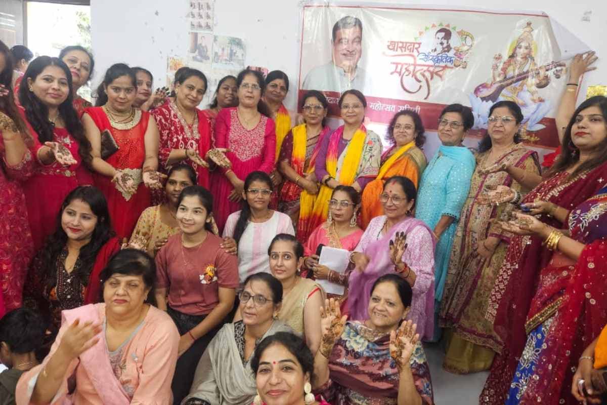 ‘मेहंदी के रंगों में खिल उठा नागपुर मेहंदी महोत्सव : महिलाओं का उत्साह और रचनात्मकता का जश्न’