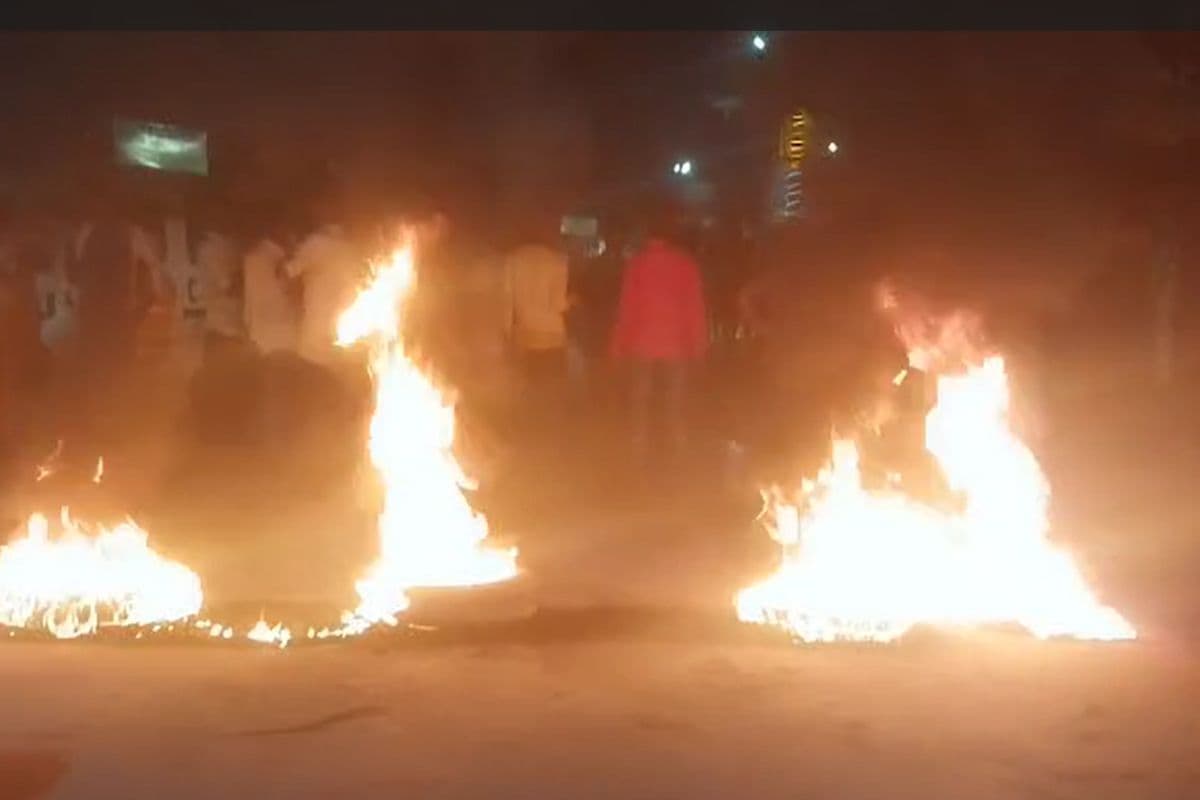 रोसेरा हत्याकांड: इलाज के दौरान घायल की मौत से भड़का गुस्सा, आक्रोशित लोगों ने रोसड़ा में सड़क जाम किया