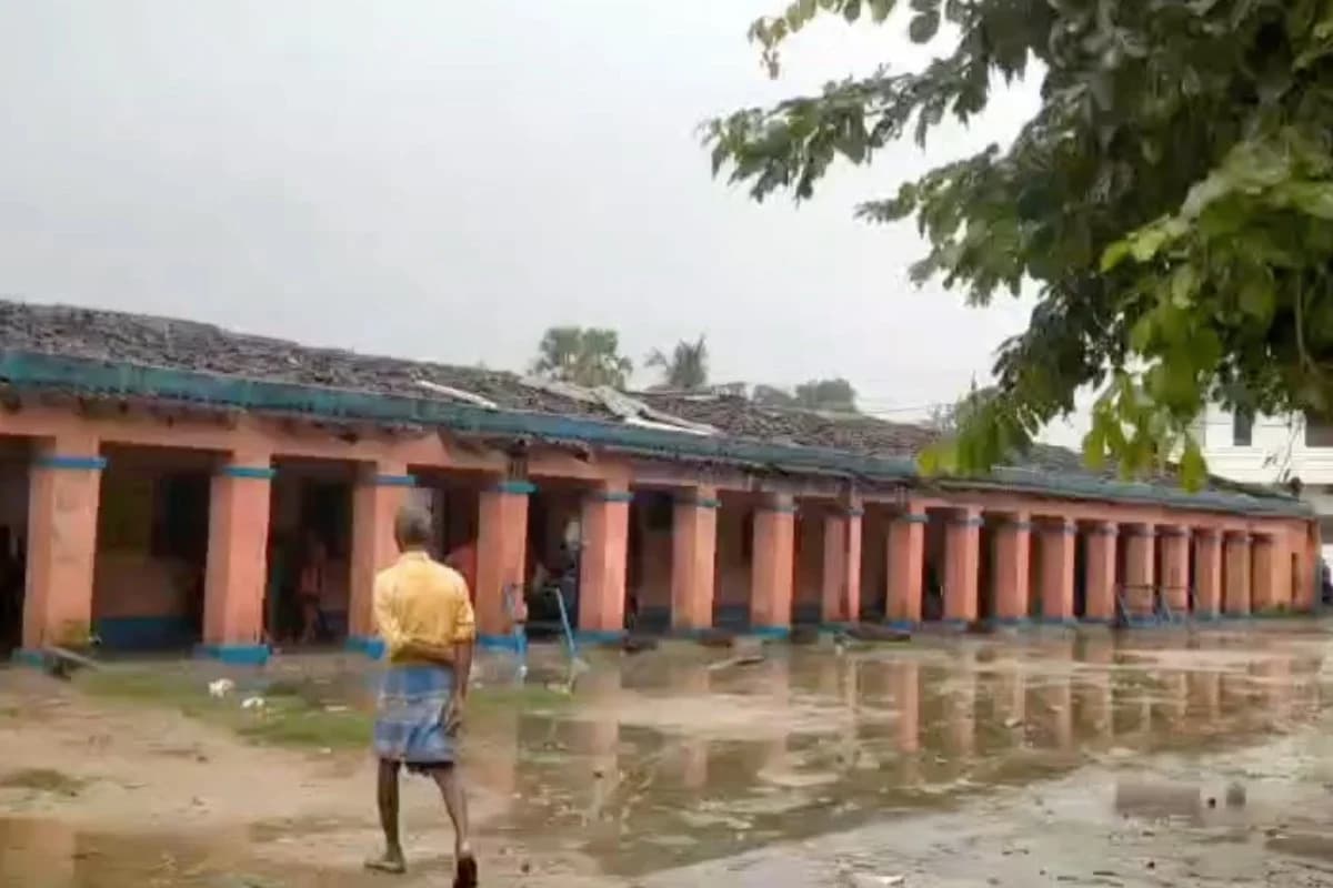 हाजीपुर में बड़ा हादसा टला: स्कूल की छत पर गिरी आकाशीय बिजली, बाल-बाल बचे सैकड़ों छात्र